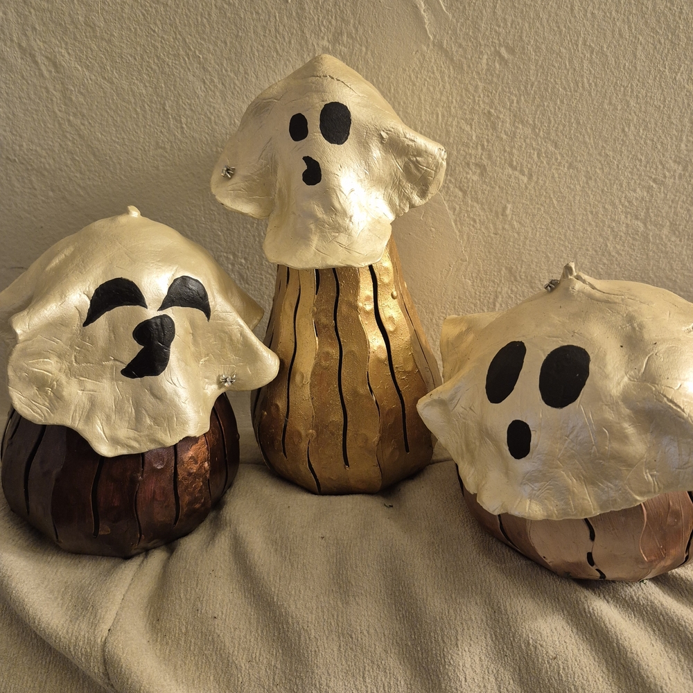 Charming Ghostly Home Accents Set - Cream and Gold